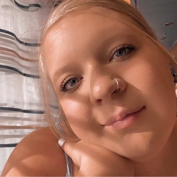 Meet your Posher, Emily - Picture 1 of 1